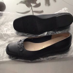EUC Ferragamo bLack blue light weight loafers 9.5B